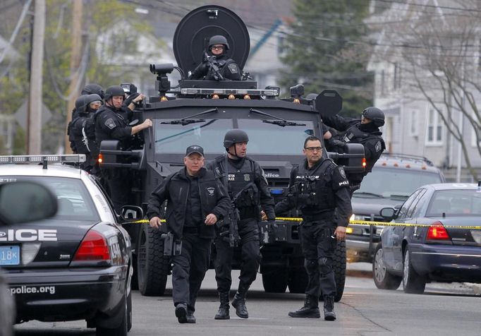 Taktické jednotky policistů používají při pátrání v ulicích Watertownu také obrněný transportér.