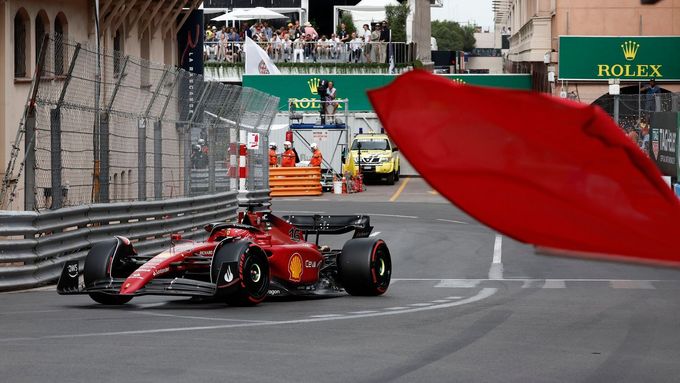 Charles Leclerc ve Ferrari během kvalifikace na GP Monaka 2022