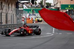 Leclerc doma po roce vyhrál kvalifikaci F1, ukončila ji bouračka Péreze a Sainze