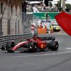 Charles Leclerc ve Ferrari během kvalifikace na GP Monaka 2022
