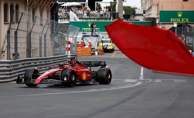 Charles Leclerc ve Ferrari během kvalifikace na GP Monaka 2022