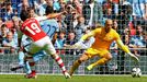 Community Shield, Arsenal - Manchester City: Santi Cazorla - Wilfredo Caballero