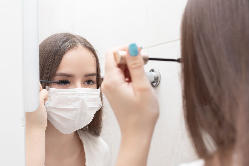 make-up pod rouškou, žena