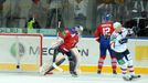 Hokejisté Lva Praha brankář Jakub Štěpánek a Jiří Novotný sledují skórujícího Alexandra Nikulina v utkání KHL 2012/13 proti Novosibirsku.