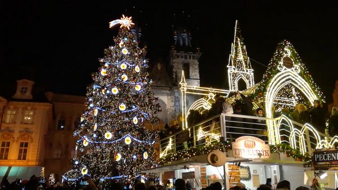 Na Staroměstském náměstí rozsvítili vánoční strom