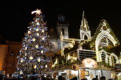 Video: Na Staroměstském náměstí rozsvítili vánoční strom. Každý den se spustí audiovizuální show
