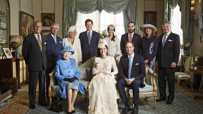 Britská královská rodina na čtyři roky starém rodinném portrétu.