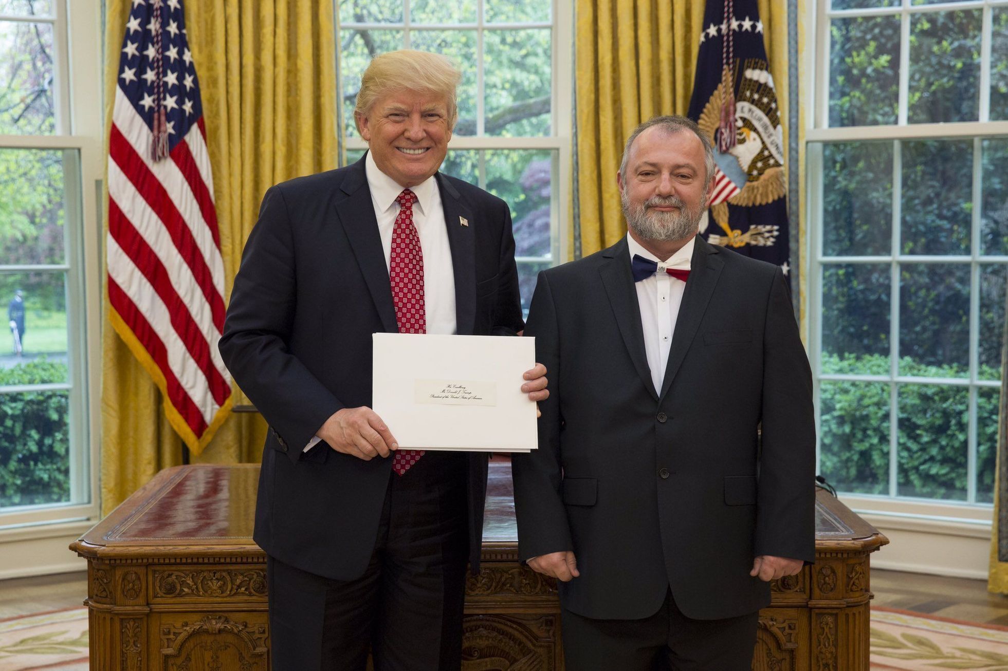 Velvyslanec Hynek Kmoníček s americkým prezidentem Donaldem Trumpem