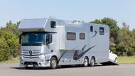 Vario mobil Alkoven - Obytný vůz založený na tahači Mercedes Actros nabízí v největším provedení garáž na sportovní automobil. Vejde se do něj i Porsche 911.