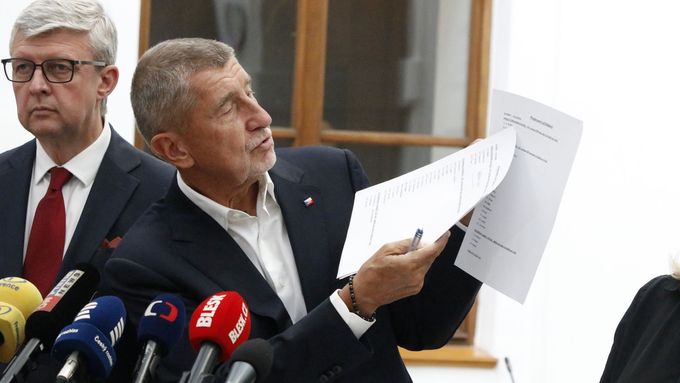 Byl jsem řádně přihlášený, tady je to jasně na tomto seznamu vidět, měl jsem právo vystoupit první, tvrdil po konfliktu v jednacím sále předseda ANO Andrej Babiš.