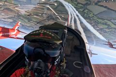 Vrchol Dnů NATO v Ostravě: Podívejte se, jak show Red Arrows viděli piloti