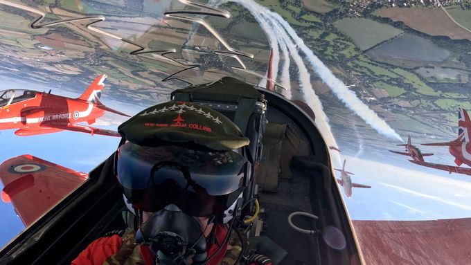 Show Red Arrows z kokpitu letadla během Dnů NATO v Ostravě