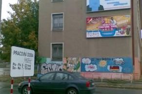 Volby jsou tu: Strany si stěžují na přelepování billboardů