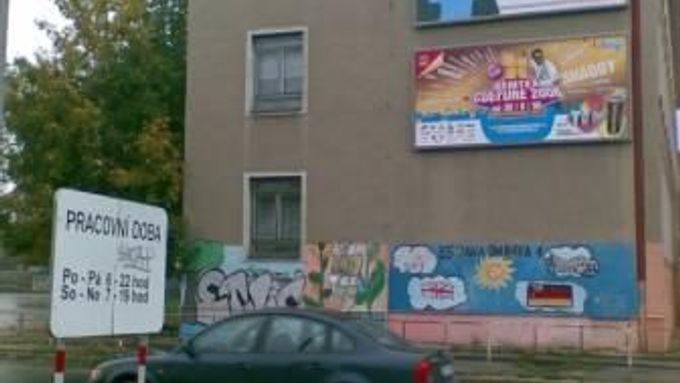Volby jsou tu: Strany si stěžují na přelepování billboardů