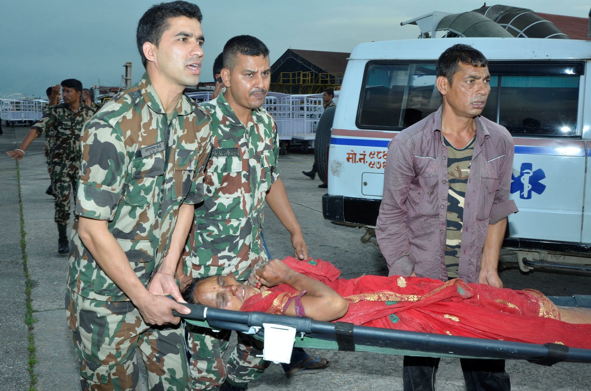 Zraněná žena ze zříceného autobusu v Nepálu