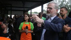 Premiér Petr Fiala při debatě s lidmi ve Veselí nad Moravou, kde ho vedle podporovatelů čekali také kritici.