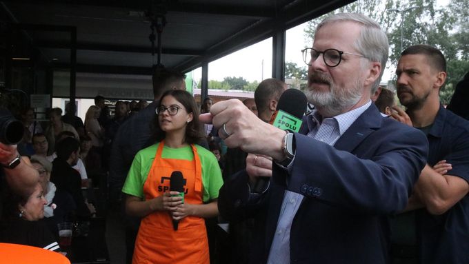 Aktuálně.cz zachytilo debatu mezi premiérem Petrem Fialou a bývalým jeho voličem, který ani na naléhání Fialy nechtěl změnit kritický názor.