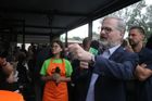 Oloupil jste nás, řekl Fialovi minoritní akcionář ČEZ. Fiala ho přesto žádal o hlas