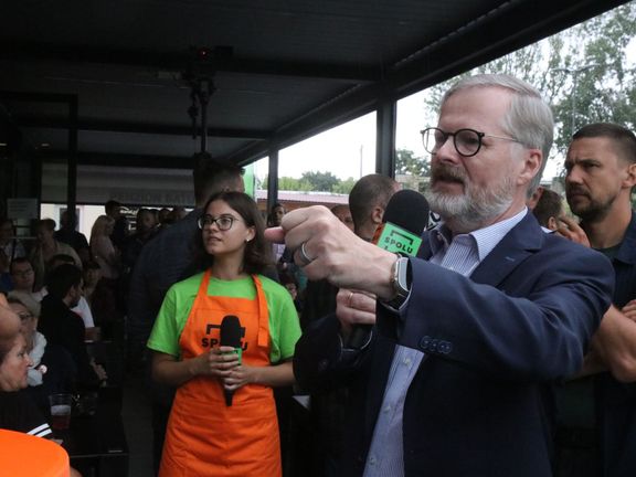 Premiér Petr Fiala při debatě s lidmi ve Veselí nad Moravou, kde ho vedle podporovatelů čekali také kritici.