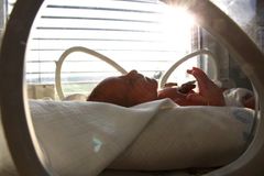 Uklízečka našla ve sklepě nemocnice pohozené novorozeně