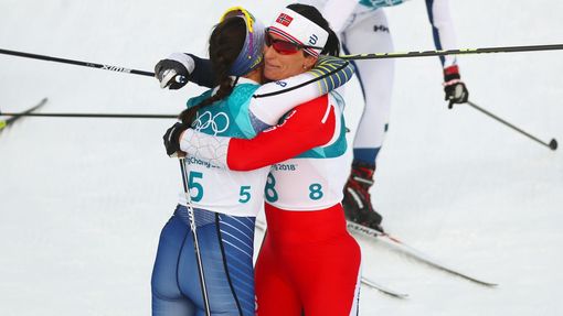 ZOH 2018, skiatlon Ž: Marit Björgenová, Charlotte Kallaová