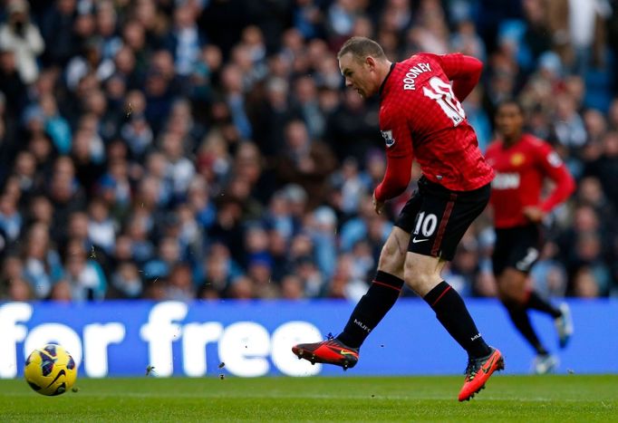 Wayne Rooney z Manchesteru United střílí první z branek v derby s City.