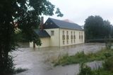 Sobota ve Varnsdorfu. Městem protéká říčka Mandava.