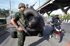Obrazem: Thajská města zaplavila armáda. Platí stanné právo