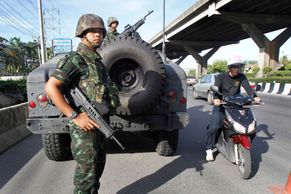 FOTO Thajská města obsadila armáda. Teď může všechno