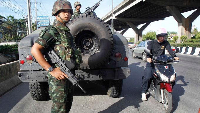 FOTO Thajská města obsadila armáda. Teď může všechno