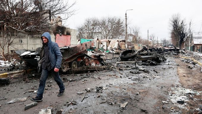 Záběry z následků bitvy o město Buča v kyjevské oblasti Ukrajiny. Na snímku je vidět zničená obrněná technika. 1. 3. 2022