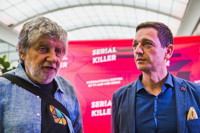 Scenárista Břetislav Rychlík a hejtman Jihomoravského kraje Jan Grolich z KDU-ČSL na úterním zahájení festivalu Serial Killer.