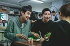 Recenze: Jízlivější černá komedie než korejský Parazit v kinech není