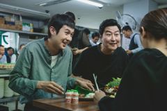 Recenze: Jízlivější černá komedie než korejský Parazit v kinech není