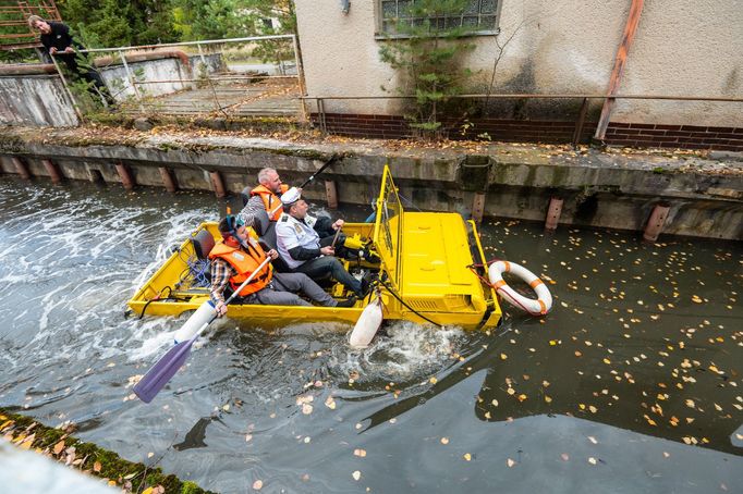 Cestovatel Dan Přibáň vyráží na další cestu po světě. I tentokrát se rozhodl, že si cestu neulehčí, po žlutém trabantu zasedl za volant žluté žáby, Luazu 967.