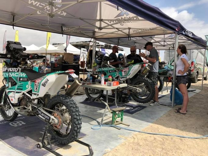 Bivak týmu Klymčiw Racing na Rallye Dakar.