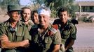 Generál Ariel Sharon a generál Moše Dajan na předmostí Suezského průplavu během arabsko-izraelské války v říjnu roku 1973.