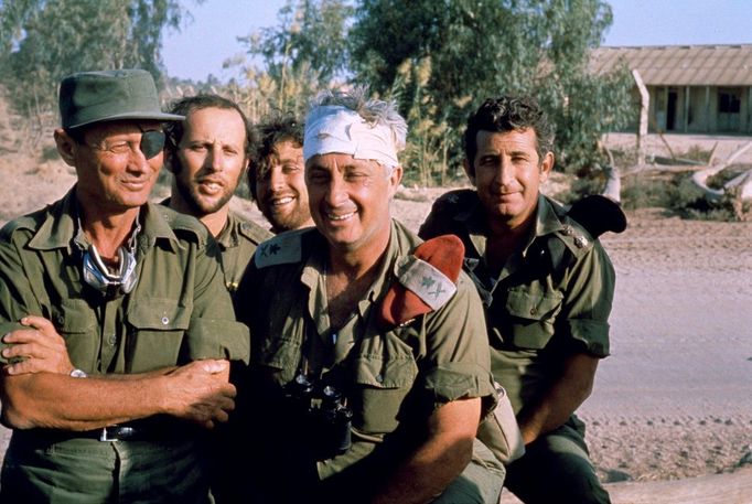 Generál Ariel Sharon a generál Moše Dajan na předmostí Suezského průplavu během arabsko-izraelské války v říjnu roku 1973.