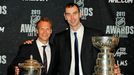 Švédský hokejový obránce Nicklas Lidström z klubu Detroit Red Wings a slovenský obránce Zdeno Chára z Bostonu Bruins pózují s trofejemi na galavečeru NHL v roce 2011.