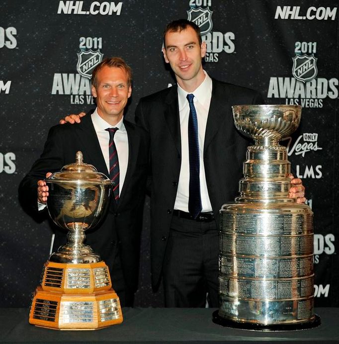 Švédský hokejový obránce Nicklas Lidström z klubu Detroit Red Wings a slovenský obránce Zdeno Chára z Bostonu Bruins pózují s trofejemi na galavečeru NHL v roce 2011.