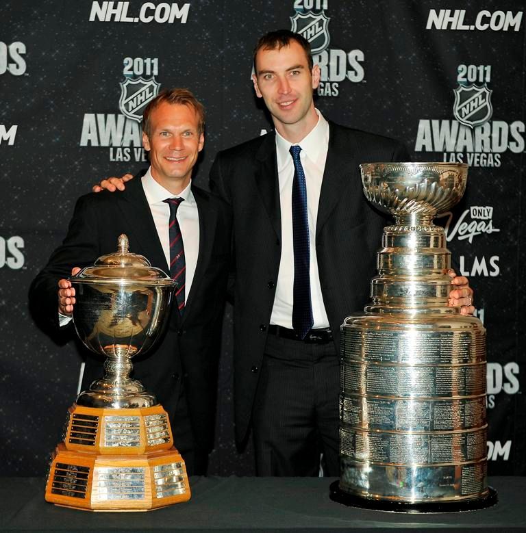 Nicklas Lidström a Zdeno Chára pózují s Norris Trophy a Stanley Cupem