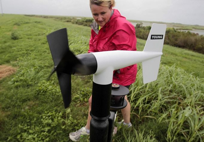 Meteorologist Alycia Gilliland with the Center for Severe Weather Research sets up an instrumentation pod to study the effects of the storm's eyewall as Hurricane Isaac bears down on the Louisiana coast near Empire, Louisiana August 28, 2012. REUTERS/Sean Gardner (UNITED STATES - Tags: ENVIRONMENT DISASTER) Published: Srp. 28, 2012, 8:17 odp.