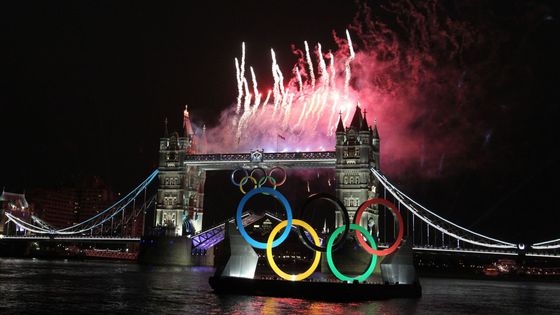 FOTO Proměna Tower Bridge pro zahajovací ceremoniál OH