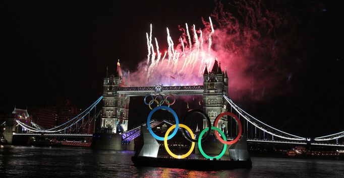 Proměna Tower Bridge pro zahajovací ceremoniál OH 2012 v Londýně.