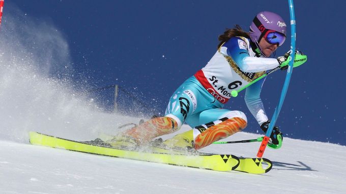 Šárka Strachová na trati slalomu na světovém šampionátu ve Svatém Mořici.