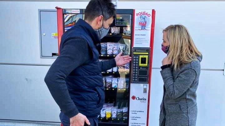 Místo baget prodávají roušky. Kopírujte nás, vyzývá konkurenci majitel rouškomatu