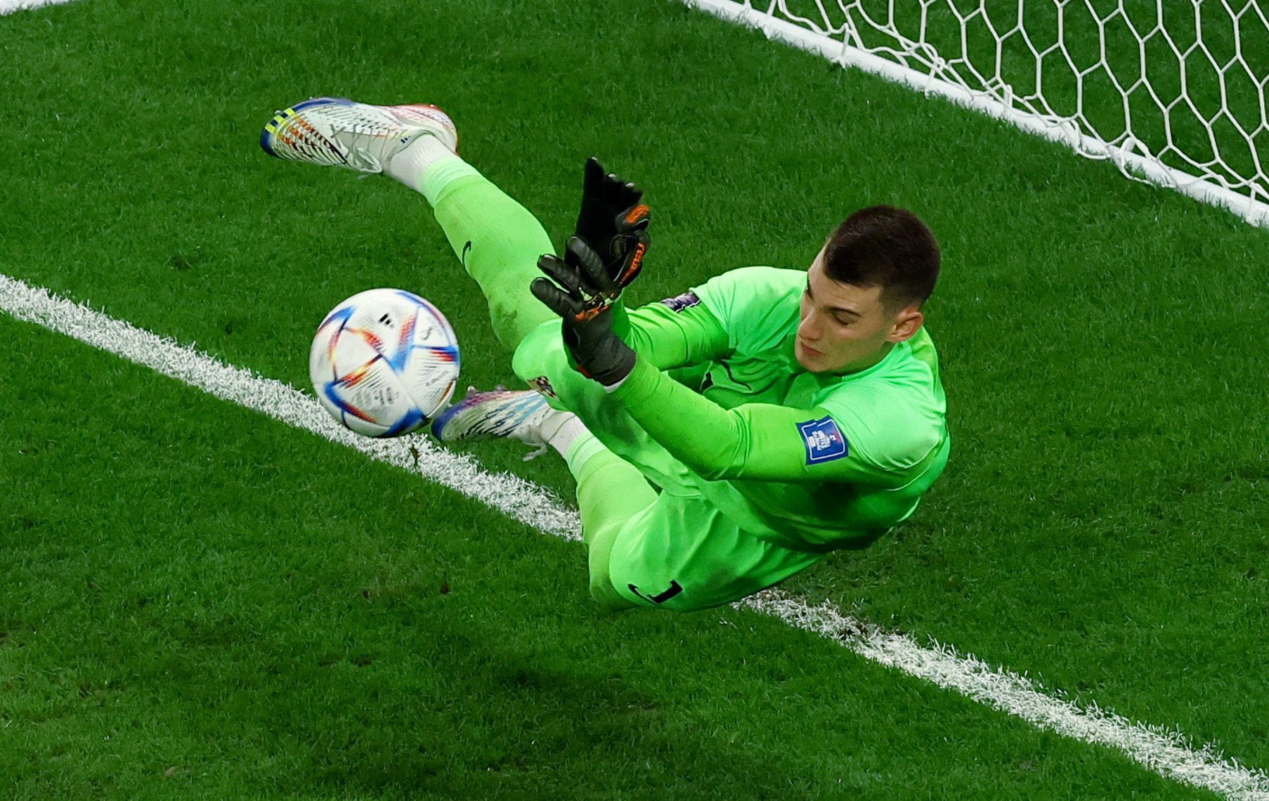 Dominik Livakovič chytá penaltu ve čtvrtfinále MS 2022 Chorvatsko - Brazílie