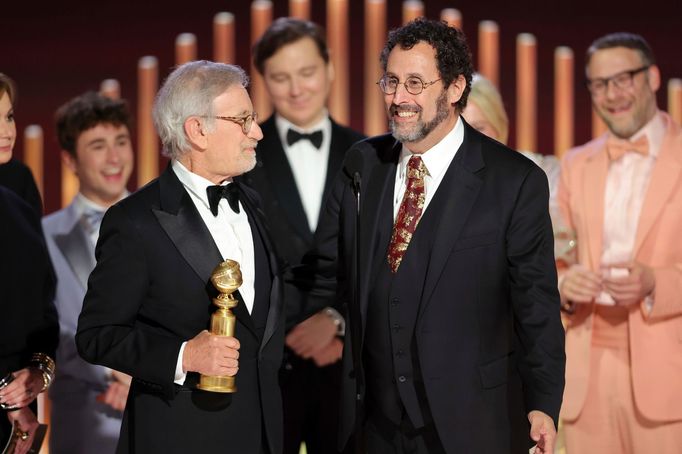 Steven Spielberg a scenárista Tony Kushner přebírají sošku za Fabelmanovy.