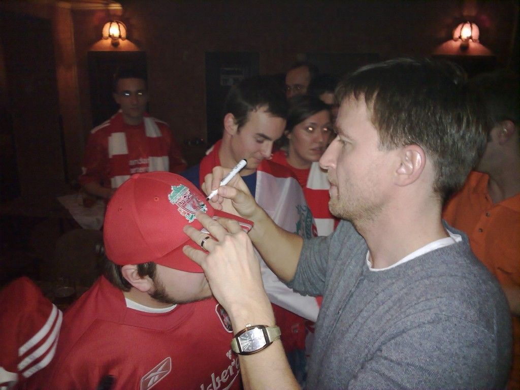 Vladimír Šmicer s příznivci Liverpoolu v Praze