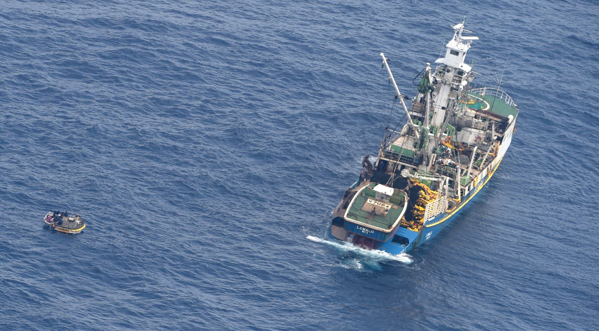 Novozélanďané našli záchranný člun se sedmi přeživšími z lodi, která ztroskotala v oblasti státu Kiribati.